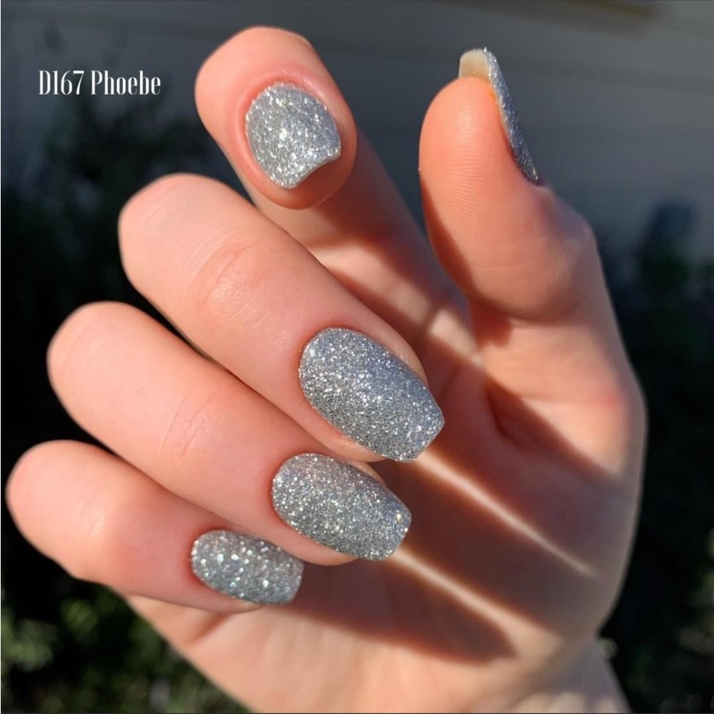 1 OZ jar of D16 Phoebe Dip Powder by Revel Nail